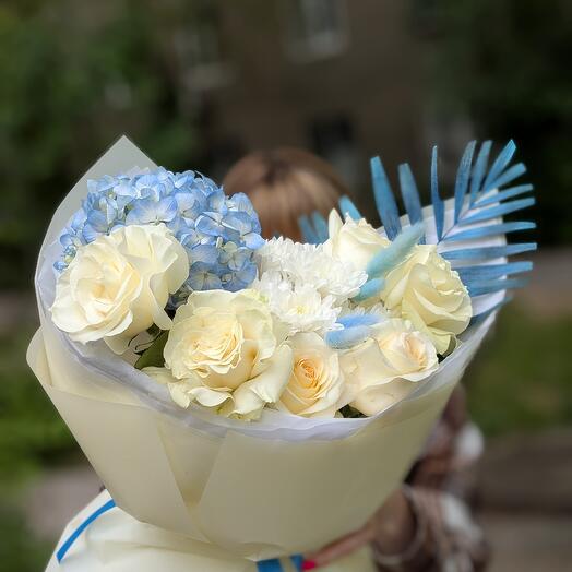 Букет Голубая Лагуна с гортензией , пионовидной розой
