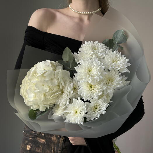 Букет из белой гортензия, белой кустовой хризантемы  и эвкалипта