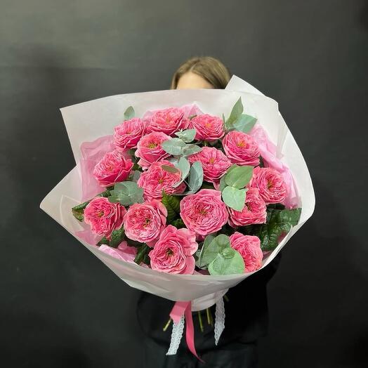 Букет из 15 пионовидных роз с эвкалиптом