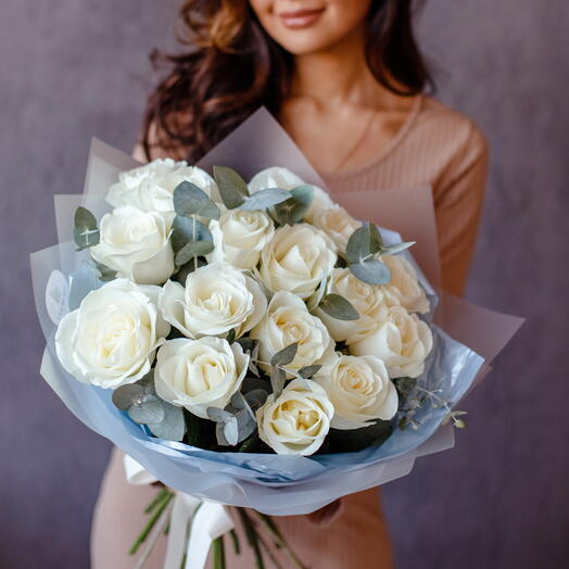 15 белых роз