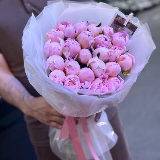Букет розовых пионов в матовой пленке (23 пиона)