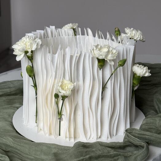 Pastel con decoración de papel Waffle y flores