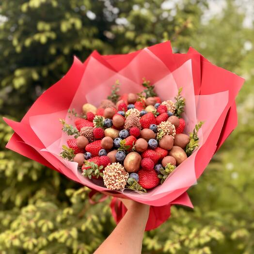 Букет из клубники, малины и голубики