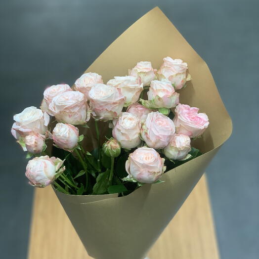 Bouquet of spray roses madame bombastic