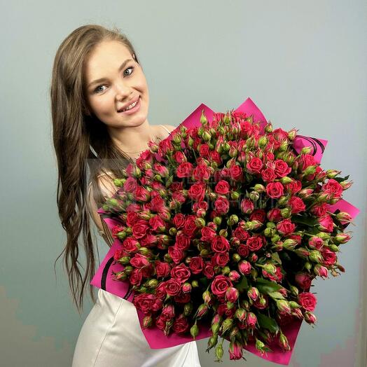 Букет кустовых малиновых роз💕