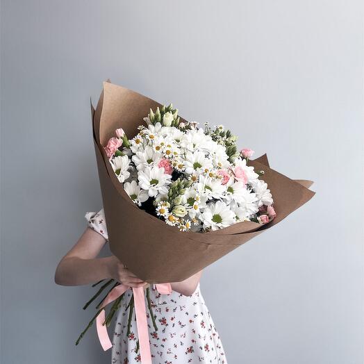 Букет из хризантемы,эустомы и гвоздик  "Природный"