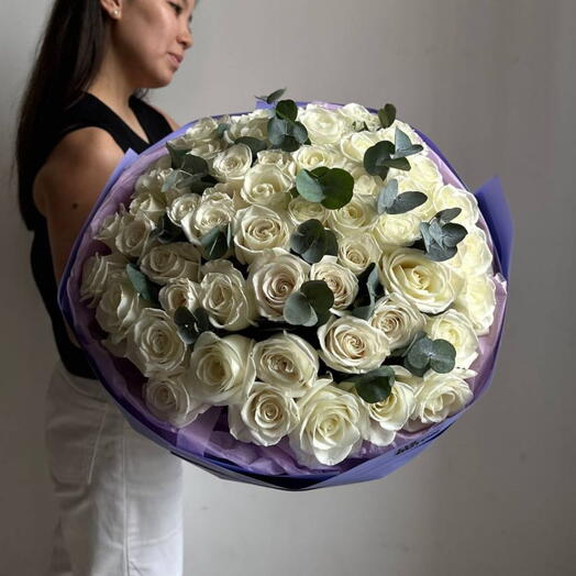 Букет "51 белых роз с эвкалиптом"