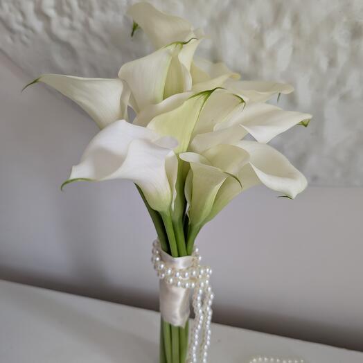 Букет невесты каллы, декорированный бусами