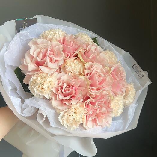 Букет вывернутых роз в диантусами