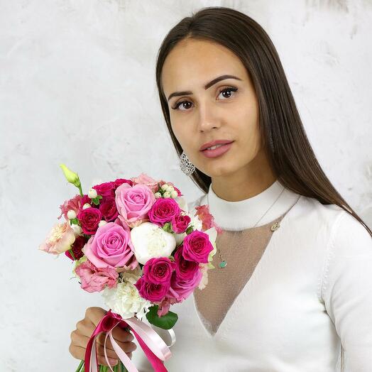 Пионы, кустовые розы и лизиантусы