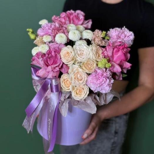 Сиреневая коробка с розами Кантри ,кустовой розой ,хризантемой ньютон и диантусами