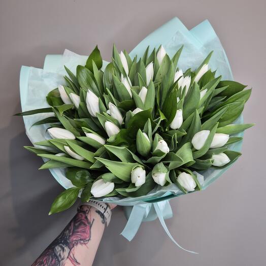 Большой букет из белых тюльпанов и рускусаа