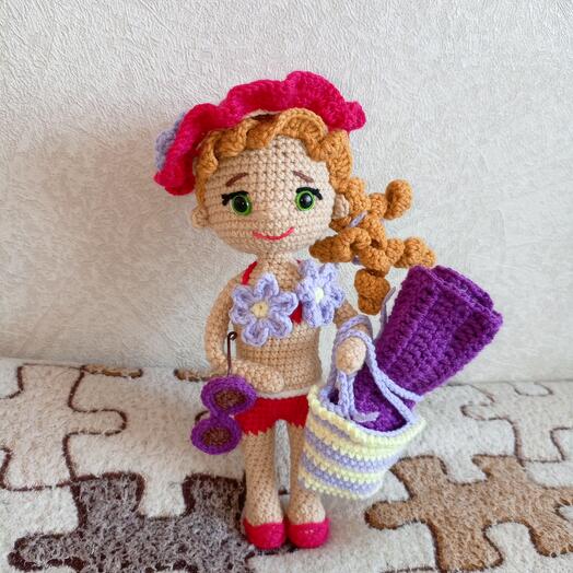 Кукла на пляже