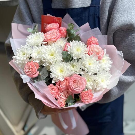 Ramo con rosa arbusto y eucalipto