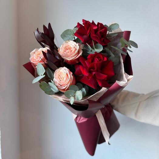 Яркий букет из французских и пионовидных роз