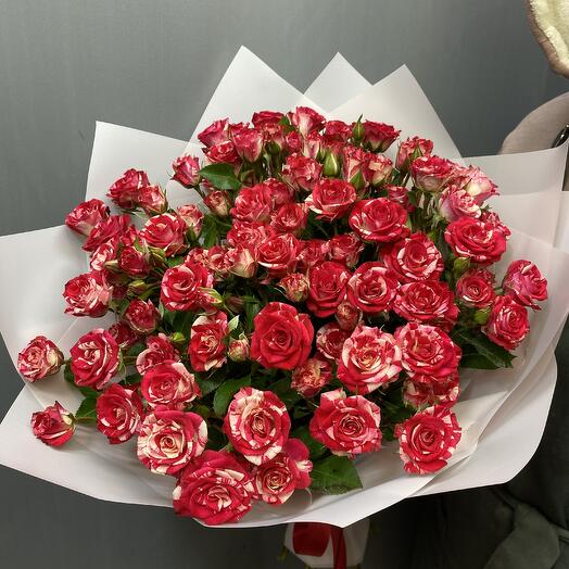 Букет красная кустовая роза