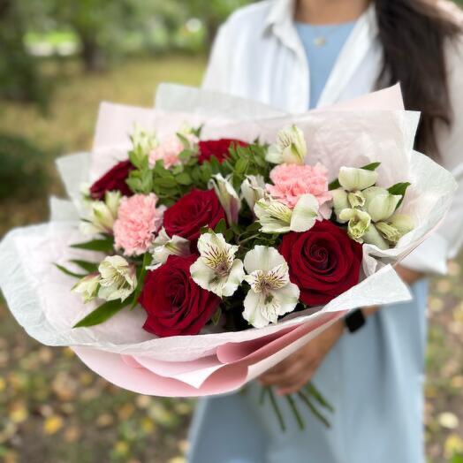 Красные розы с диантусами и альстромерией S702