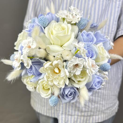 Композиция из сухоцветов и мыльных роз