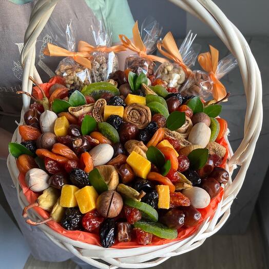 Корзина Сухофрукты и орешки