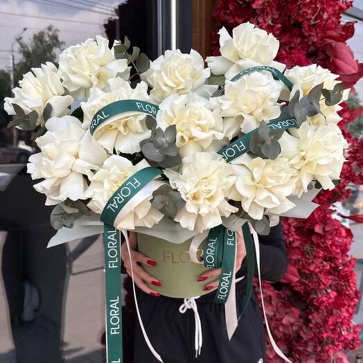 Моно-композиция из белых роз