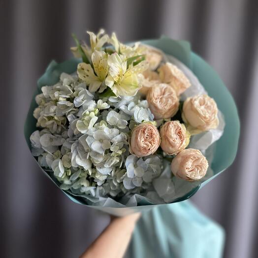 Синяя гортензия, альстромерия, кустовая пион роза