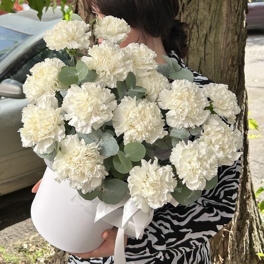 Сердечко с белыми гвоздиками