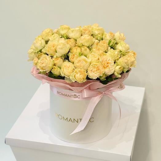Кустовые розы в коробке