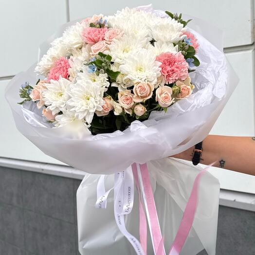 Нежный букет с кустовой розой