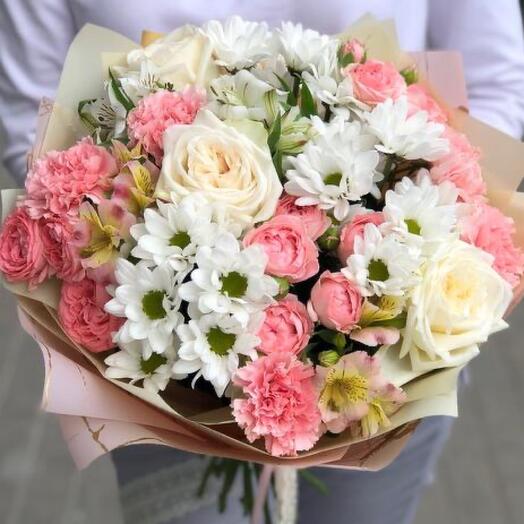 Bouquet of roses and chrysanthemums