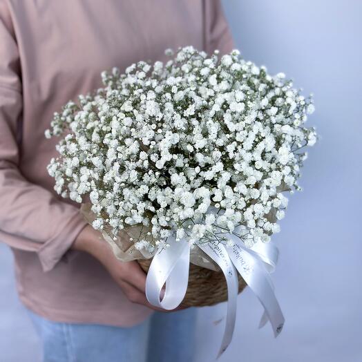 Нежная композиция в корзине из белой гипсофилы