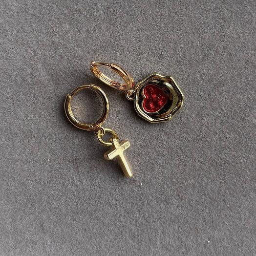 Серьги с красным сердечком