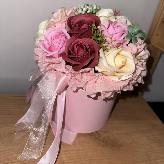 Красивый букет из мыльных цветочков в коробке