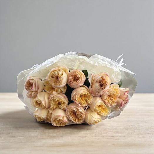 Нежный букет пионовидных роз