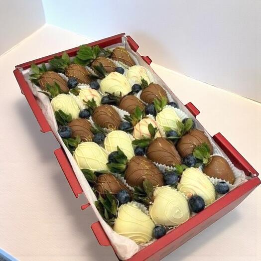 Подарочная коробка «Бантик» с клубникой в шоколаде