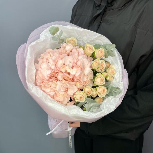 Букет комплимент с розовой гортензией и кустовой розой с  эвкалиптом