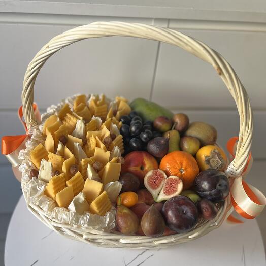 Корзина с сырами и фруктами