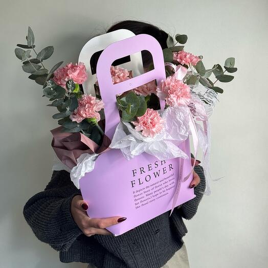 Сумочка с цветами: диантус + эвкалипт