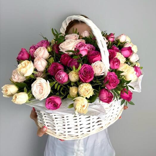 Корзина с кустовыми розами микс 🌺