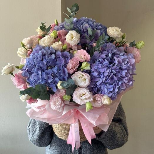 Кашпо с гортензией и лизиантусом