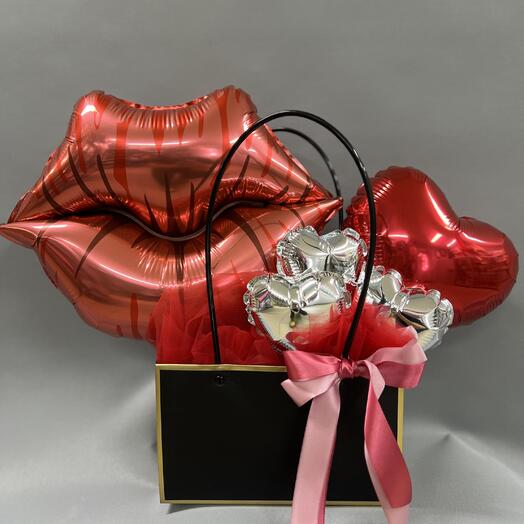 Композиция в коробке губы