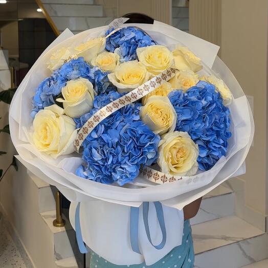 Пышный букет гортензий и пионовидных роз Канделайт