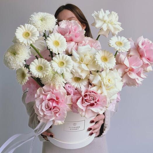 Шляпная коробка с розами, хризантемами и герберами "POUDRE DE ROSE"