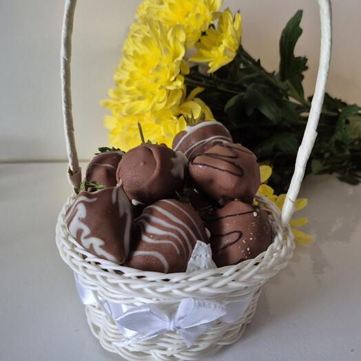 Корзинка с клубникой в шоколаде и желтыми хризантемами "Летняя сказка"