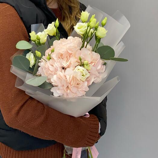 Мини букет с гортензией, эустомой и эвкалиптом