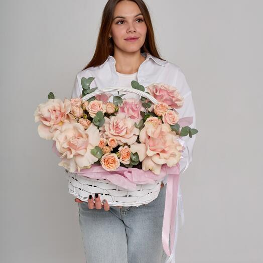 Корзина цветов с розами нежными