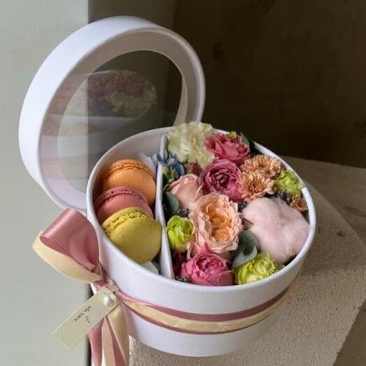 Коробка с пирожными и цветами