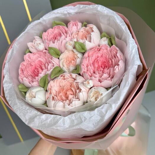 Букет из розовых и телесных пионов