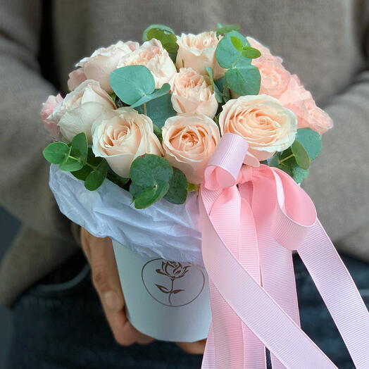 Розы нежные кустовые  в коробочке