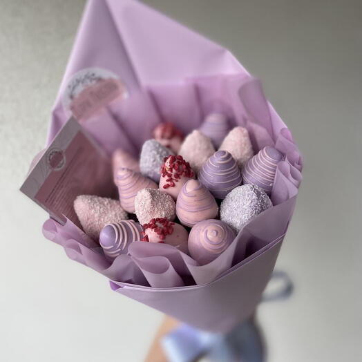 Нежный букет из клубники в шоколаде