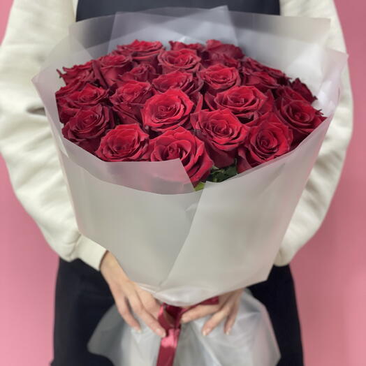 25 красных роз в оформлении